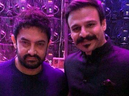 Aamir Khan And Vivek Oberoi Selfie Image