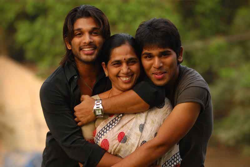Allu Arjun With His Mother And Brother Cute Photos