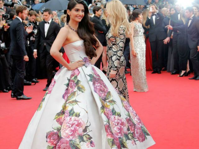 Amazing Dress Pics Of Sonam Kapoor