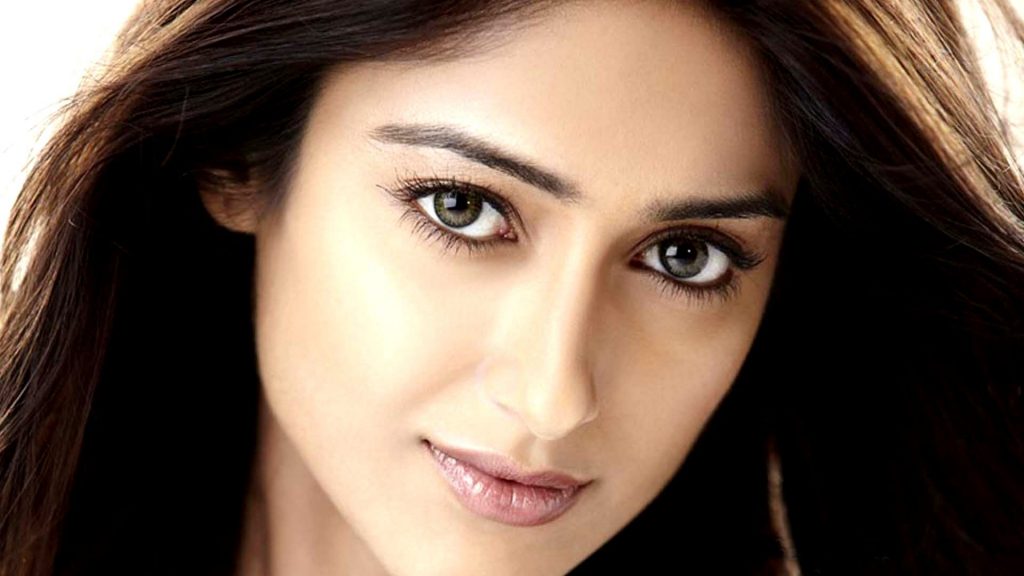 Close Up Face And Sexy Looking Image Of ILeana D'cruz