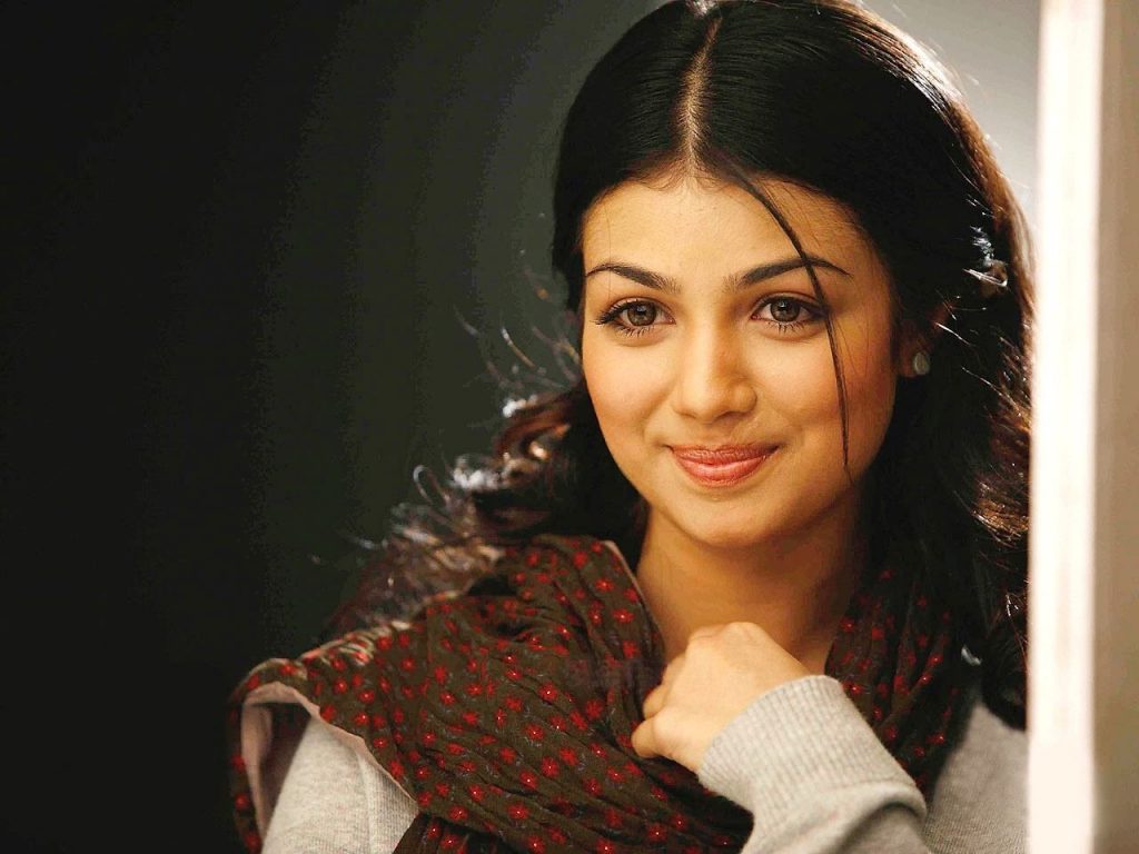 Cool Looking And Cute Smiling Picture Of Ayesha Takia