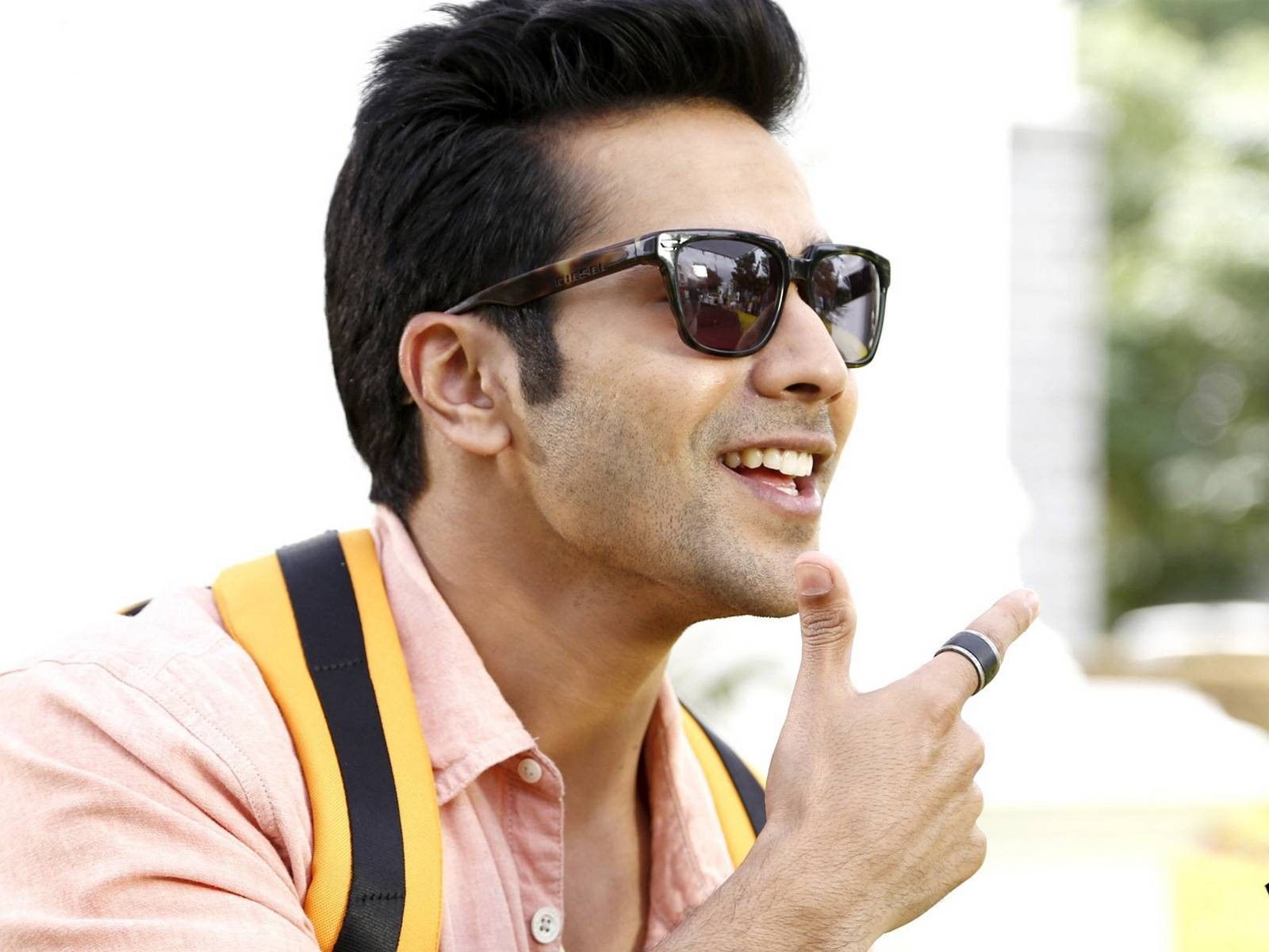 Varun Dhawan Cool Images And New HD Wallpapers 