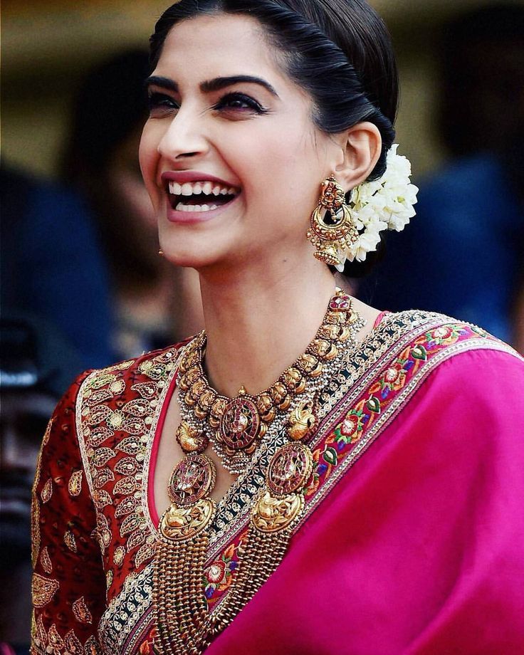 Cute Smiling And Stunning Pics Of Sonam Kapoor