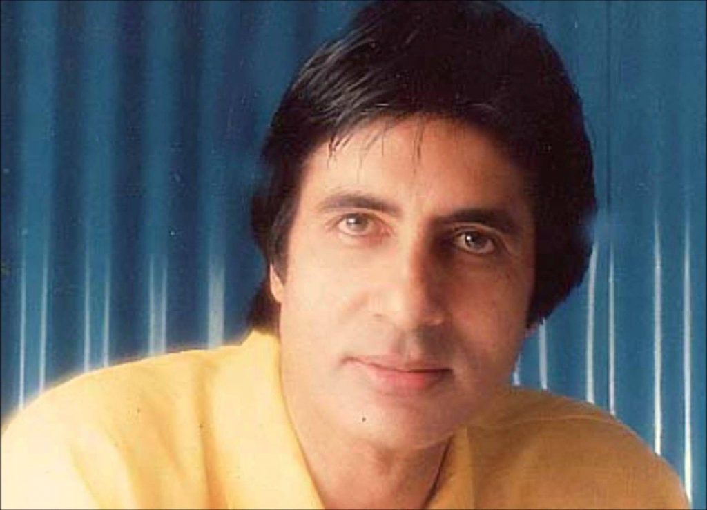 Hot Romantic Look Image Of Amitabh Bachchan