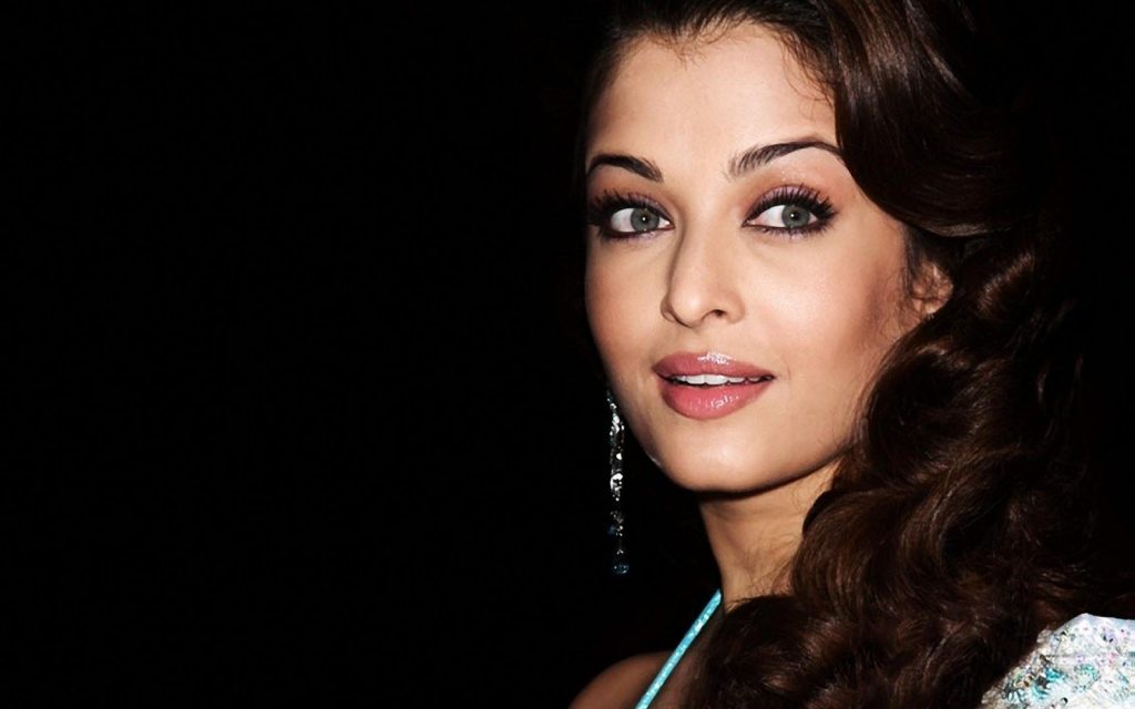 Hot Sexy Looking Pics Of Aishwarya Rai