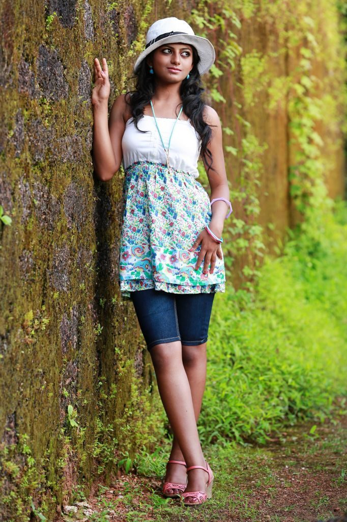 Latest Photoshoot And Side Look Of Anandhi