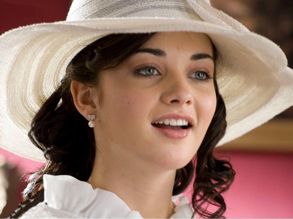 Pretty And Cute Pics Of Amy Jackson
