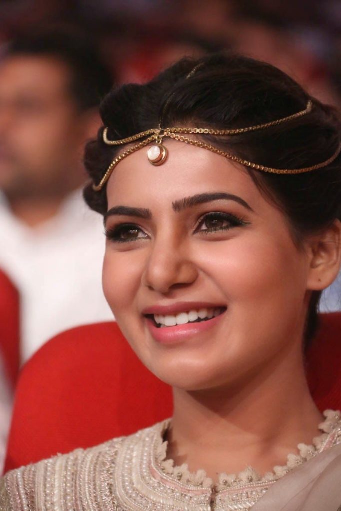 Stunning Look And Smile Pics Of Samantha