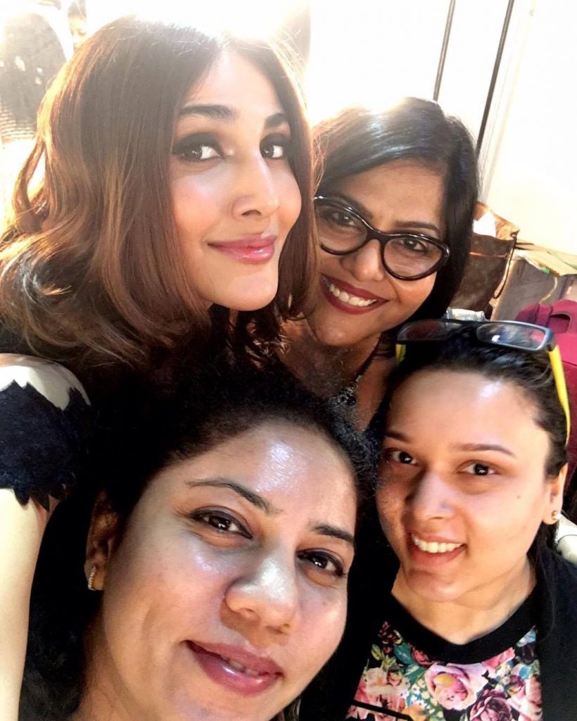 Vani Kapoor Cute Friends Selfie Image