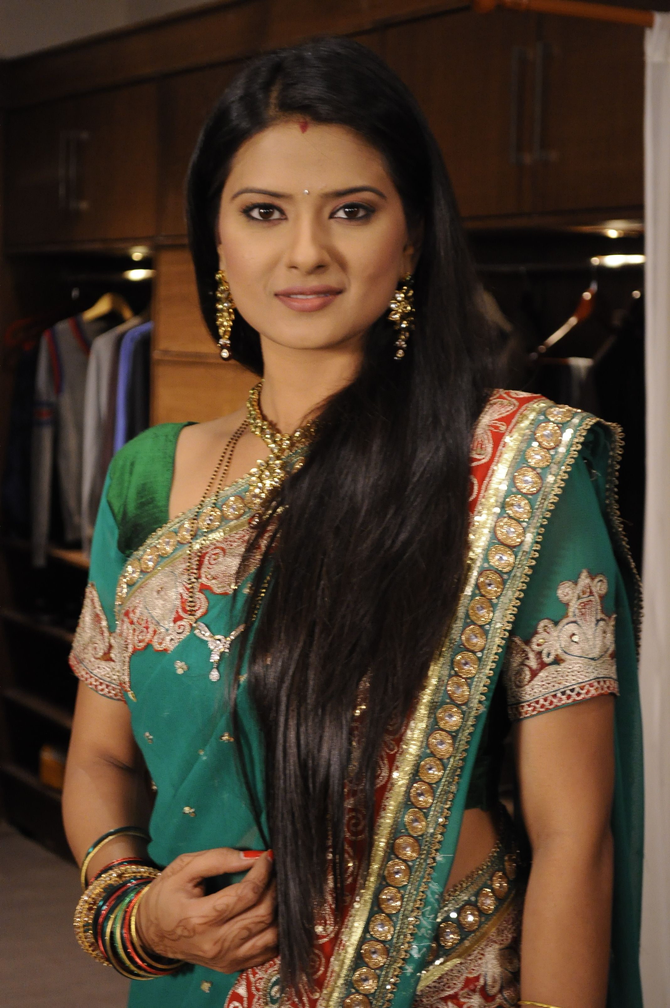 Who is Kratika Sengar, and what are some stunning photos 