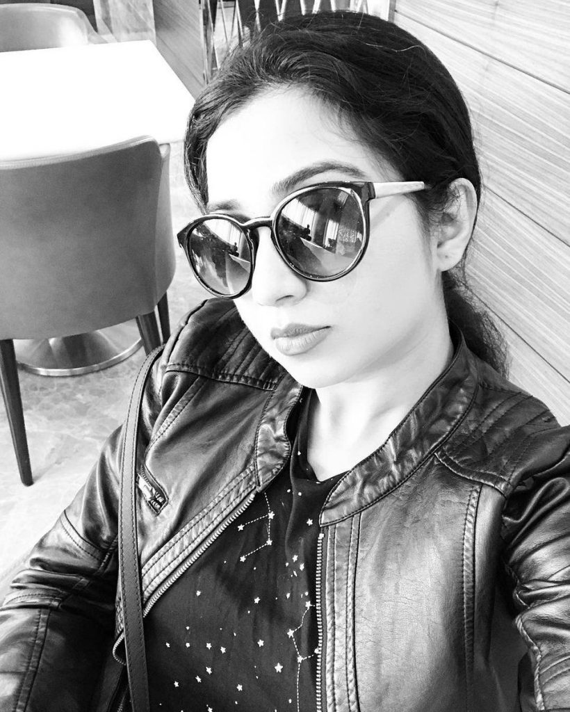 Shreya Ghoshal Black And White Selfie Pics