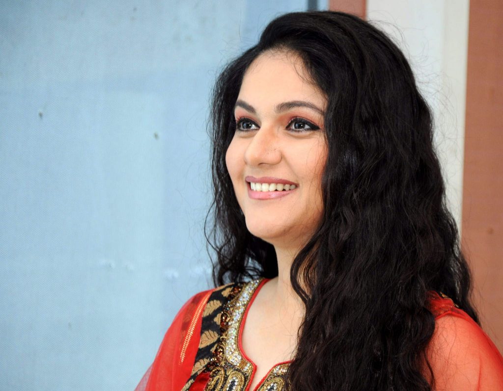 Hot Smile Hd Wallpapers Of Gracy Singh