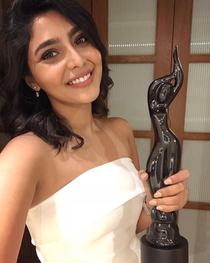 Aishwarya Lekshmi With Her Award