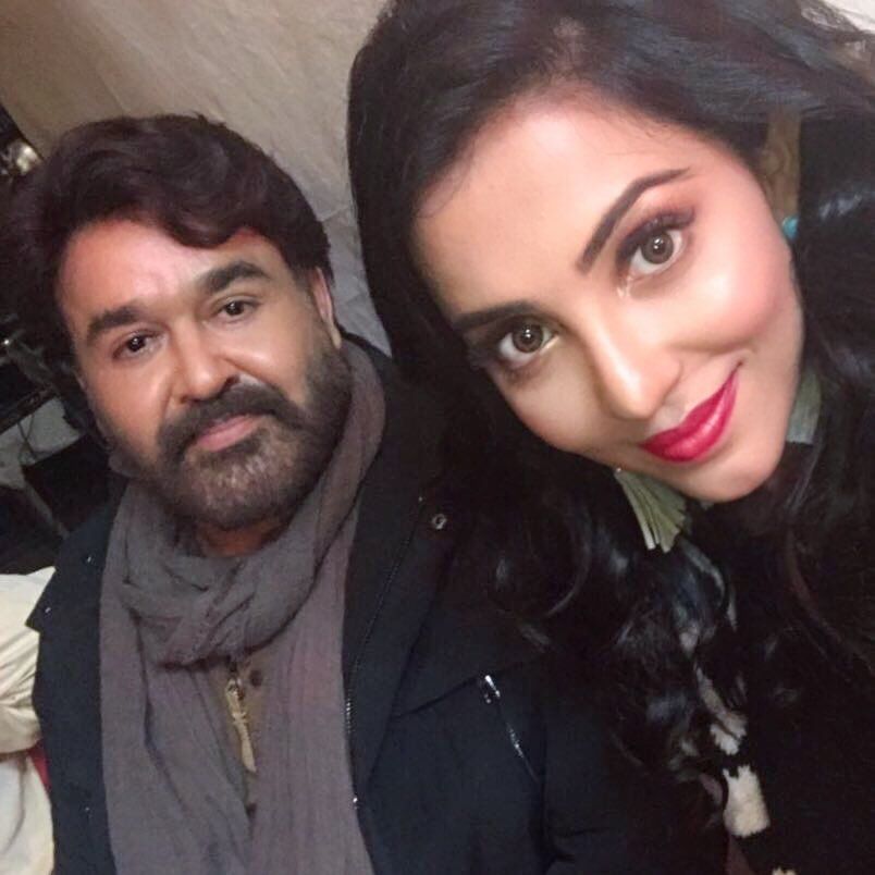 Parvatii Nair And Mohanlal Selfie Pics
