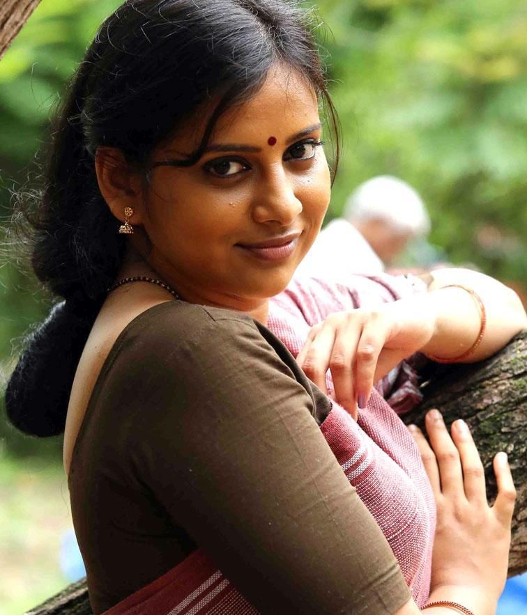 Velipadinte Pusthakam Actress Anna Rajan