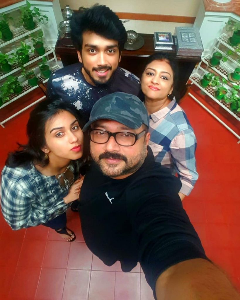 Kalidas Jayaram Family Selfie Pics